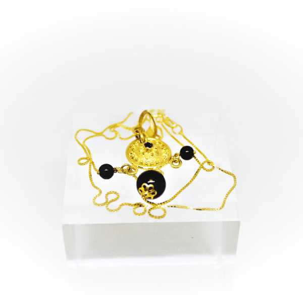 Amuleto su Kokko in filigrana sarda, in argento dorato, onice e strass, bottone con catena Gioielleria Mele