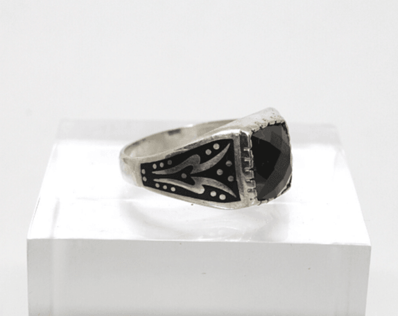 Anello a ponte inciso con smalto nero onice in argento Gioielleria Mele