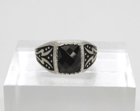 Anello a ponte inciso con smalto nero onice in argento Gioielleria Mele