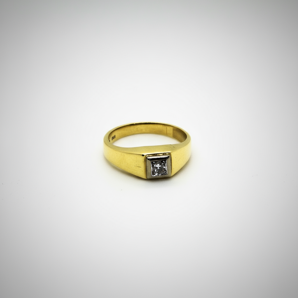 Gioielleria Mele Anello da uomo in oro con diamante incastonato Gioielleria Mele