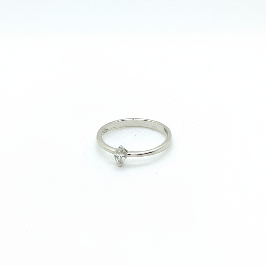 Anello solitario da donna in oro bianco con diamante marquise Gioielleria Mele