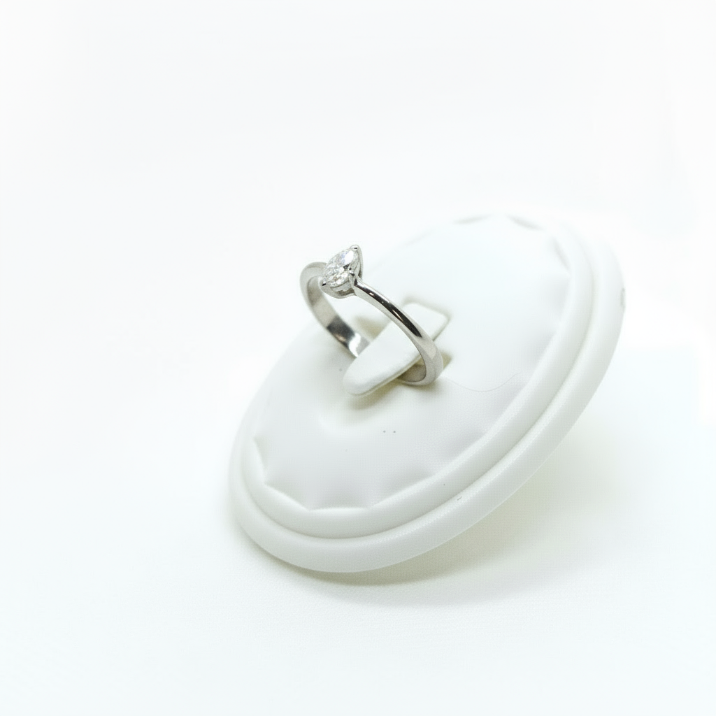 Anello solitario da donna in oro bianco con diamante marquise Gioielleria Mele