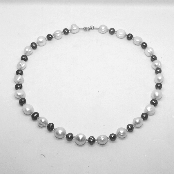 Collana con perle coltivate barocche bianche e grigie in vetro di nurano, oro Gioielleria Mele