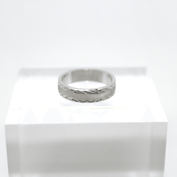 Fedina lavorata in argento rodiato con zigrinature Gioielleria Mele