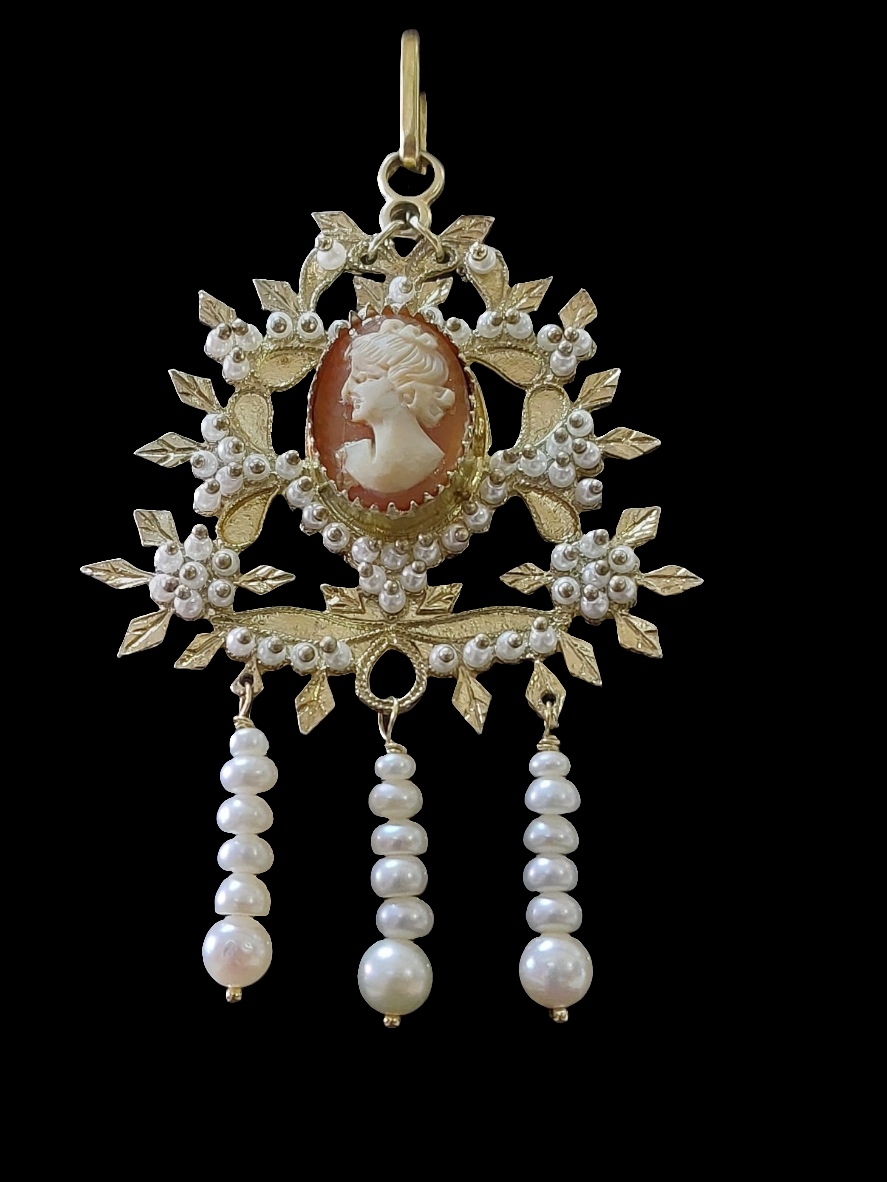 Gioielleria Mele Ciondolo argento dorato su dominu Cameo con volto di donna in madre perla con scaramazze Sa Gioia Gioielleria Mele