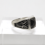 Anello a ponte inciso con smalto nero onice in argento Gioielleria Mele