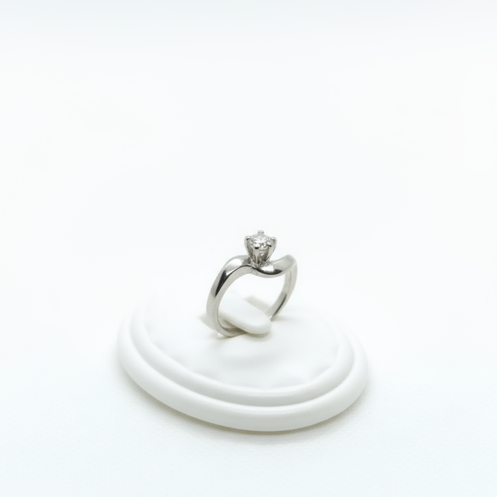 Gold women's solitaire ring with brilliant diamond