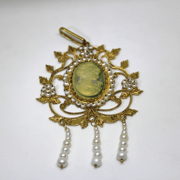 Ciondolo argento dorato su dominu cammeo volto di donna imperlato Gioielleria Mele