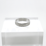 Fedina lavorata in argento rodiato con zigrinature Gioielleria Mele