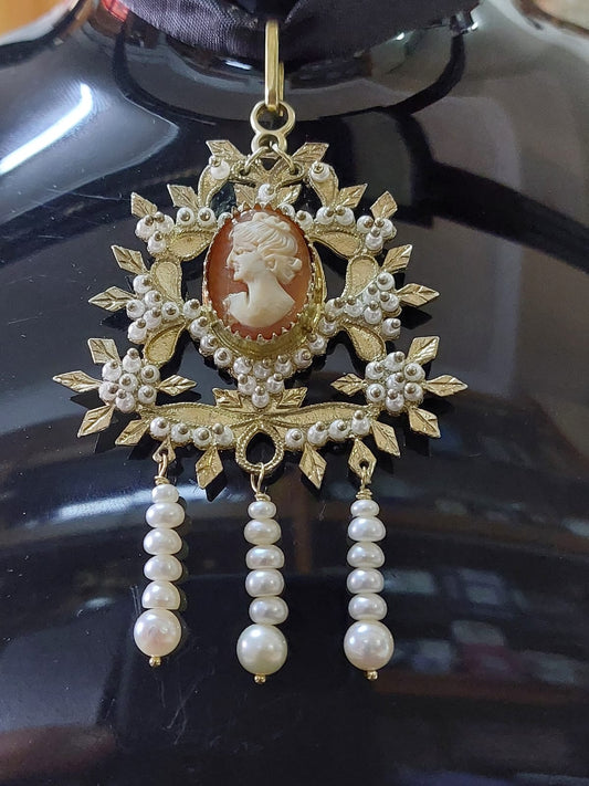 Gioielleria Mele Ciondolo argento dorato su dominu Cameo con volto di donna in madre perla con scaramazze Sa Gioia Gioielleria Mele